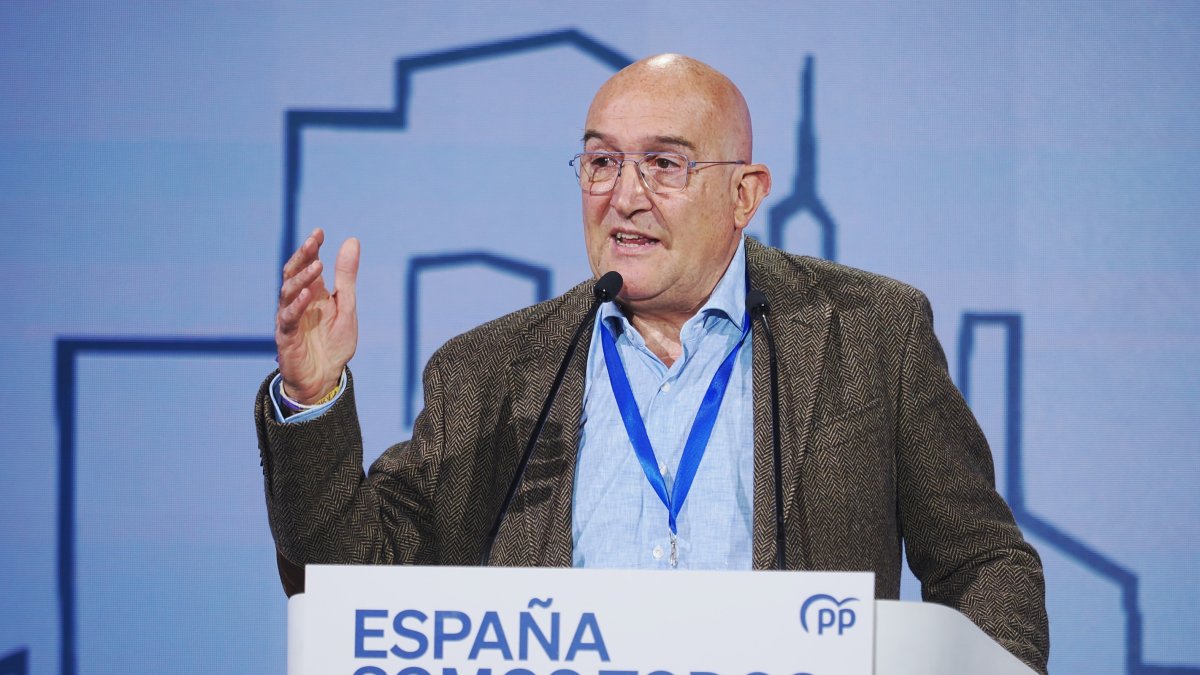 El alcalde de Valladolid, Jesús Julio Carnero, interviene durante la XXVII Intermunicipal del PP, a 30 de noviembre de 2024, en Valladolid, Castilla y León (España)