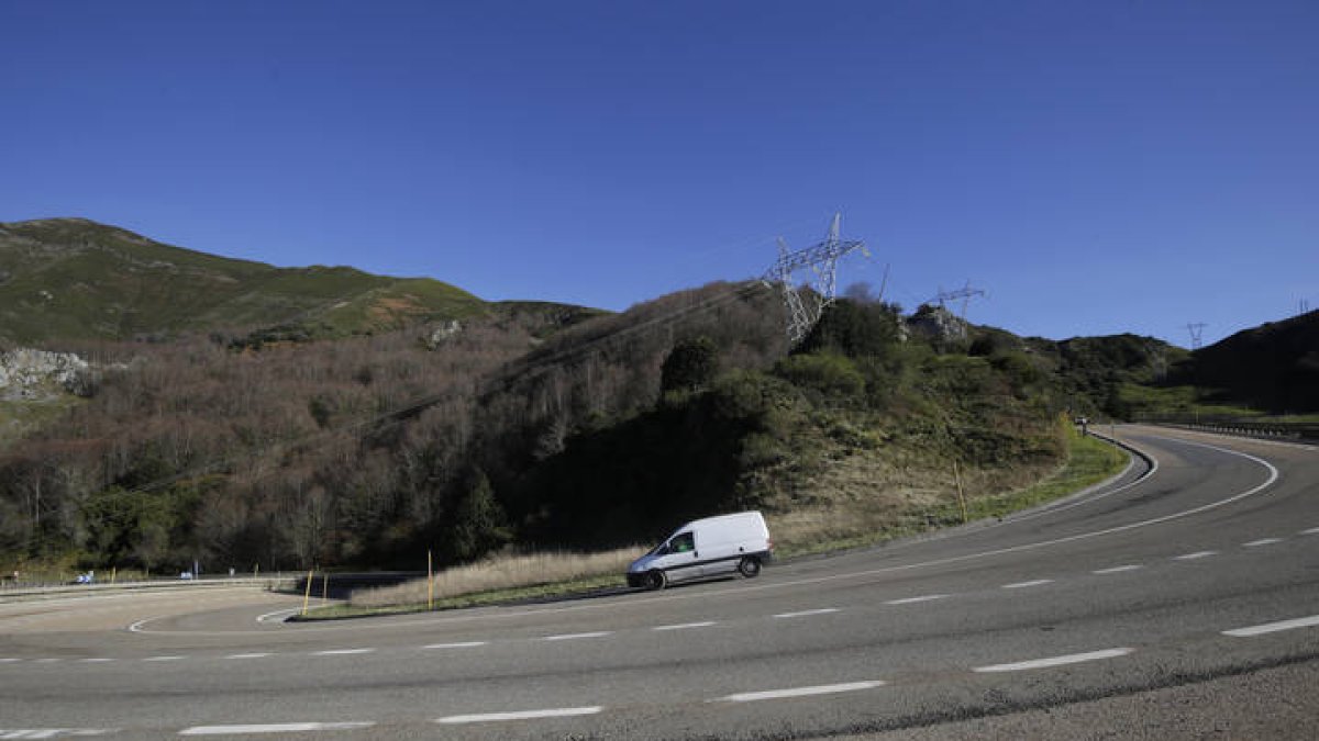 Una camioneta de reparto baja las primeras rampas del Puerto Pajares este jueves.