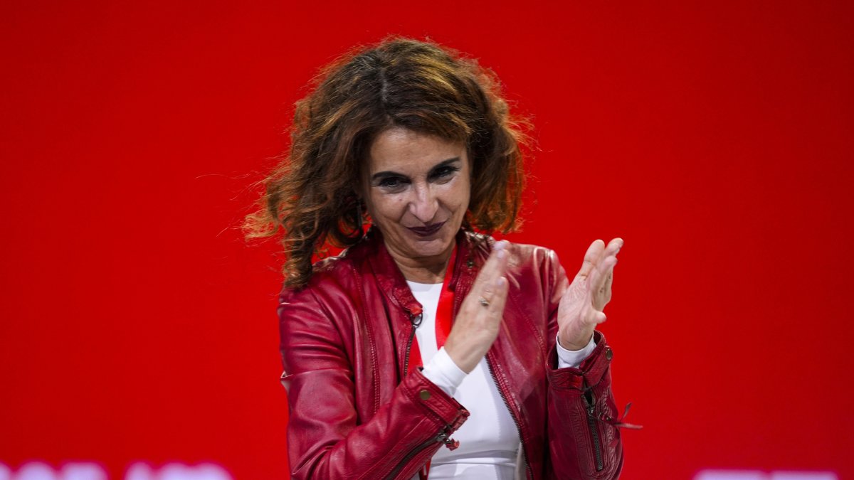 La vicesecretaria general del PSOE y vicepresidenta primera y ministra de Hacienda del Gobierno de España, María Jesús Montero, durante los premios Rosa Manzano en el primer día del 41 Congreso Federal del PSOE en el Palacio de Congresos y Exposiciones, a