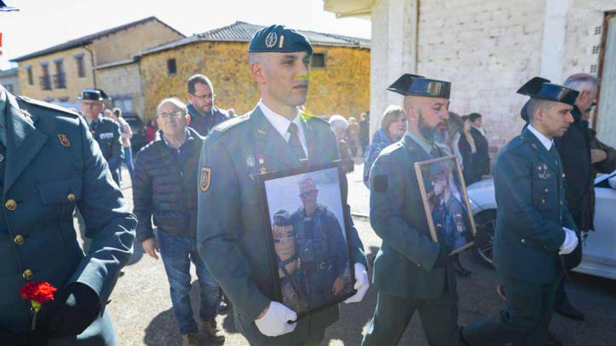 Un momento durante el funeral por el guardia civil leonés asesinado en Barbate, David Pérez.