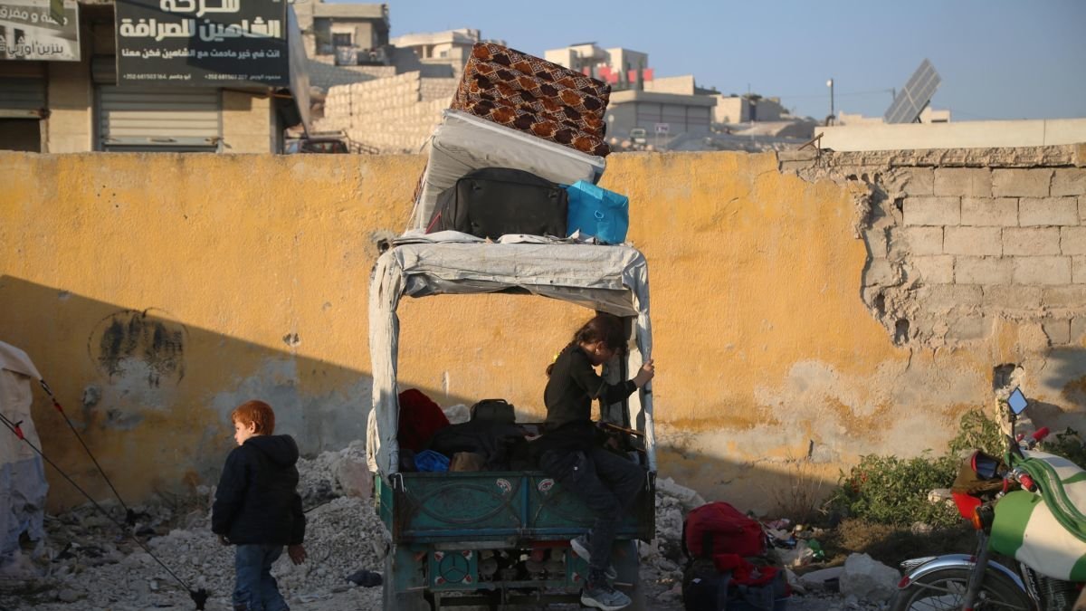 Desplazados internos llegan a un refugio cerca de Sarmada. BILAL AL MAHMOUD