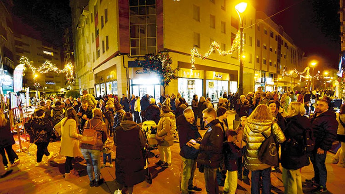 Una de las calles céntricas de Ponferrada, anoche.