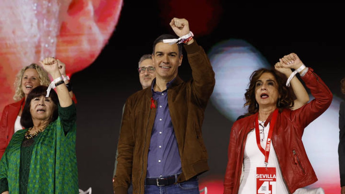 Pedro Sánchez (c) la vicesecretaria Jesús Montero (d) y la presidenta del PSOE, Cristina Narbona (i), cantan la Internacional socialista al cierre del 41 Congreso Federal del PSOE. Julio Muñoz