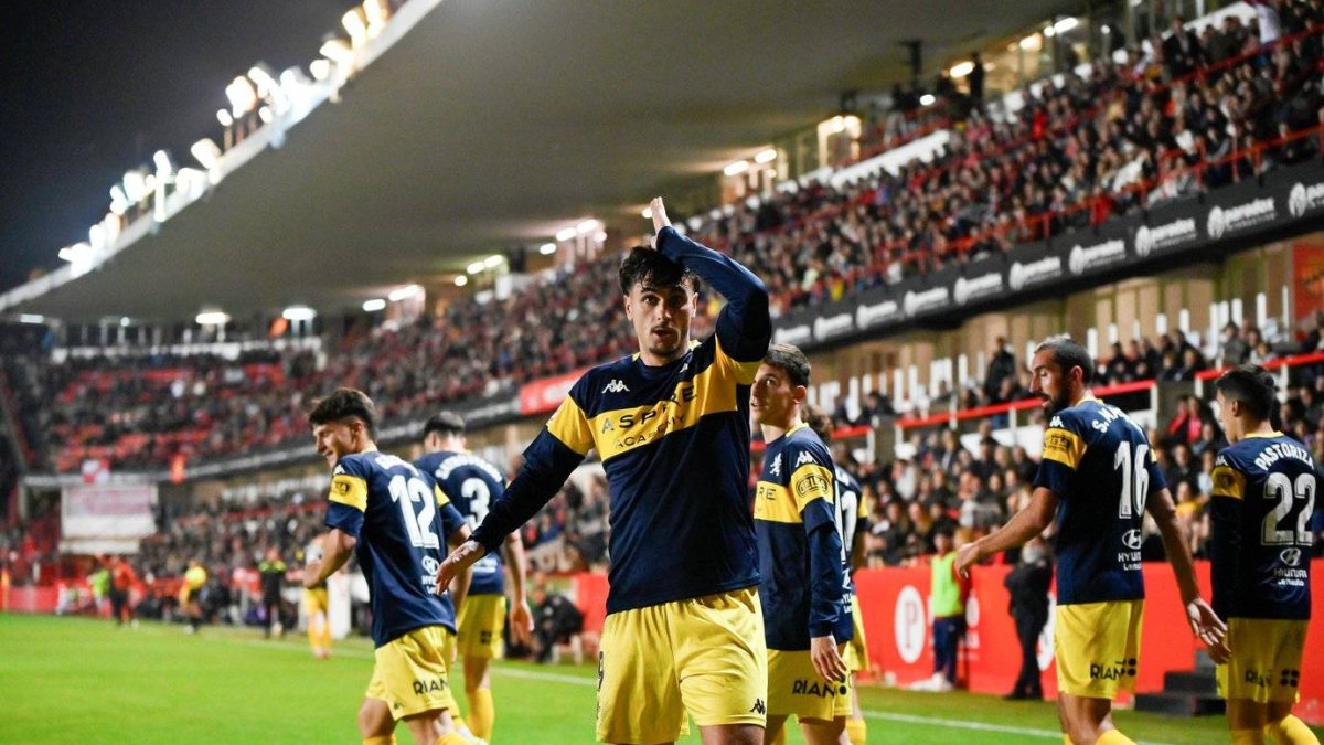 Antón Escobar festeja el segundo gol de la Cultural ante el Nàstic en el Nou Estadi.