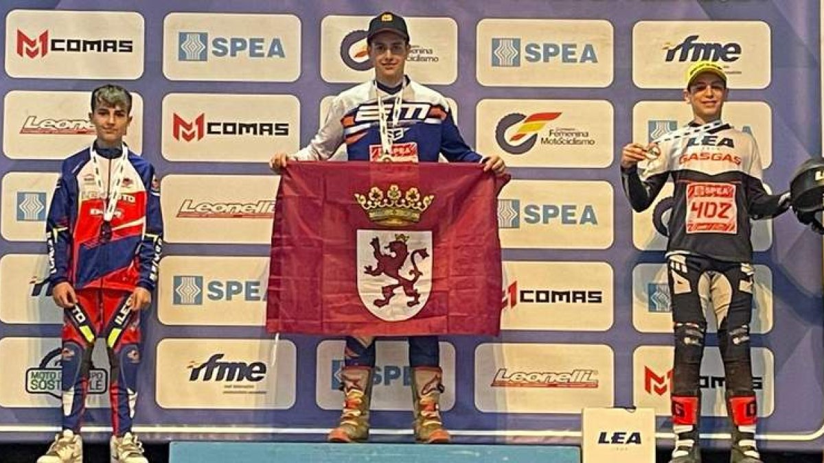 El piloto Lucas Rodríguez, en lo alto del podio del Nacional con la bandera de León. DL