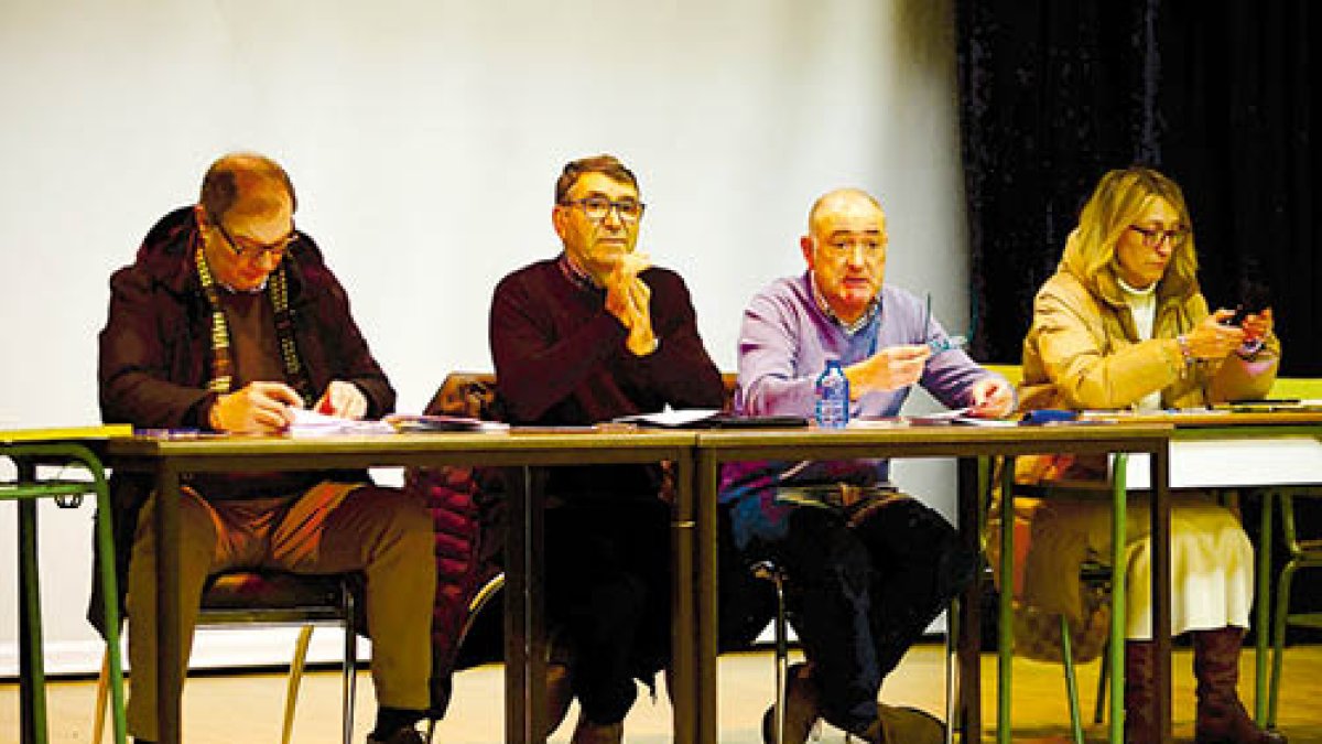 Directivos del Canal Bajo del Bierzo ayer en la asamblea celebrada en el Ipove.