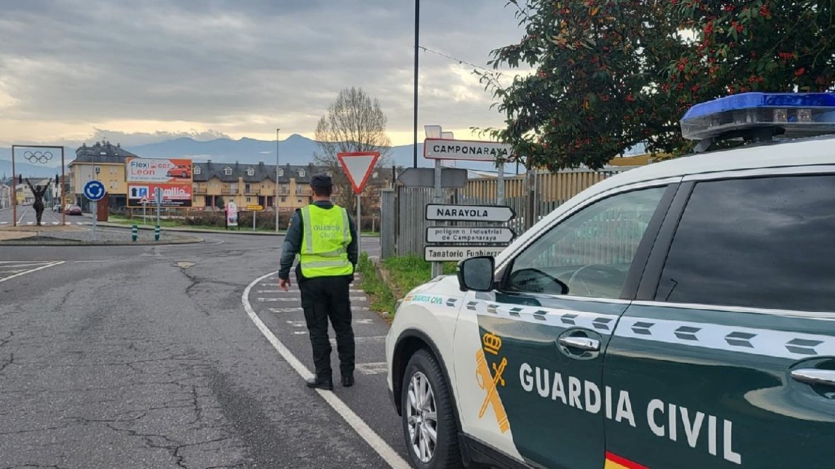 La Guardia Civil, en la rotonda de acceso a Camponaraya.
