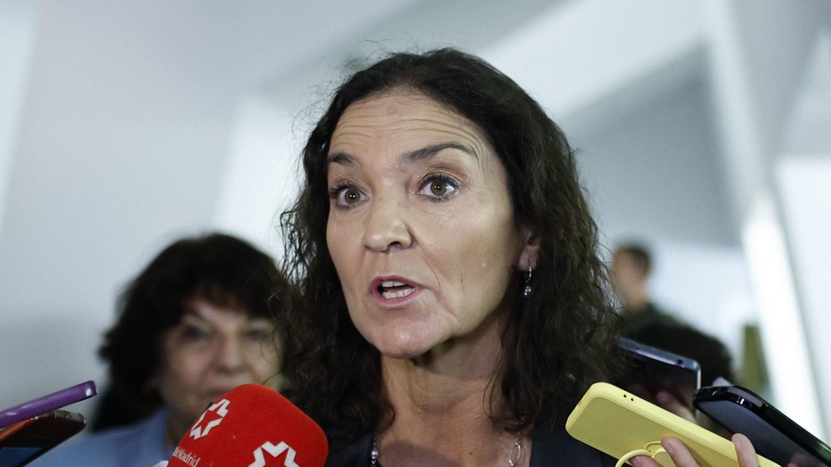 Reyes Maroto atiende a los medios en el marco del acto institucional conmemorativo del Día Internacional de la Eliminación de la Violencia contra la Mujer. EFE/Rodrigo Jiménez