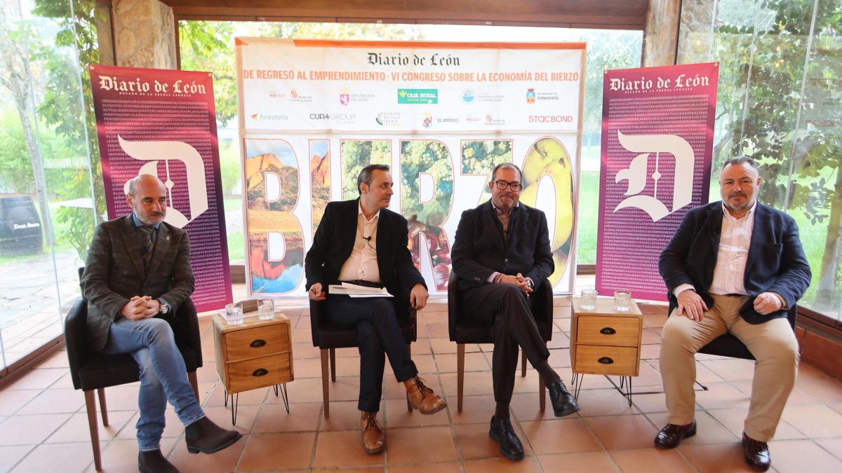 Vicente Mirón, Carlos Fidalgo, Javier Ovalle y Eduardo Morán, en la mesa de debate.