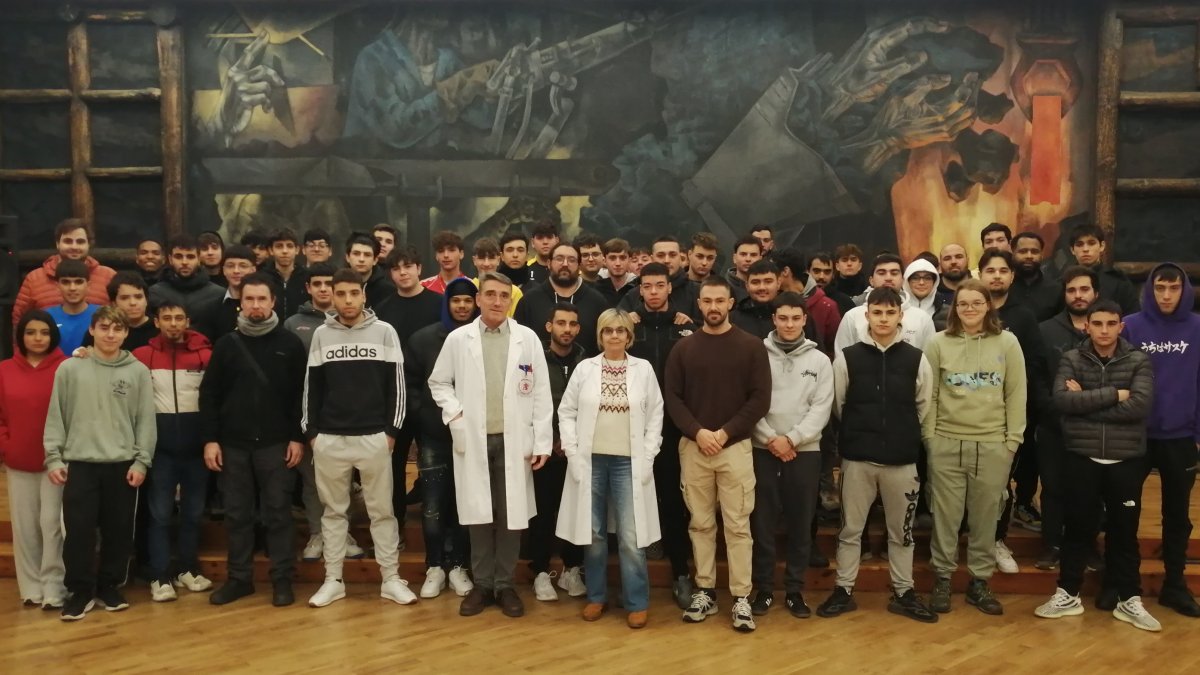Foto de familia de alumnos y profesores.