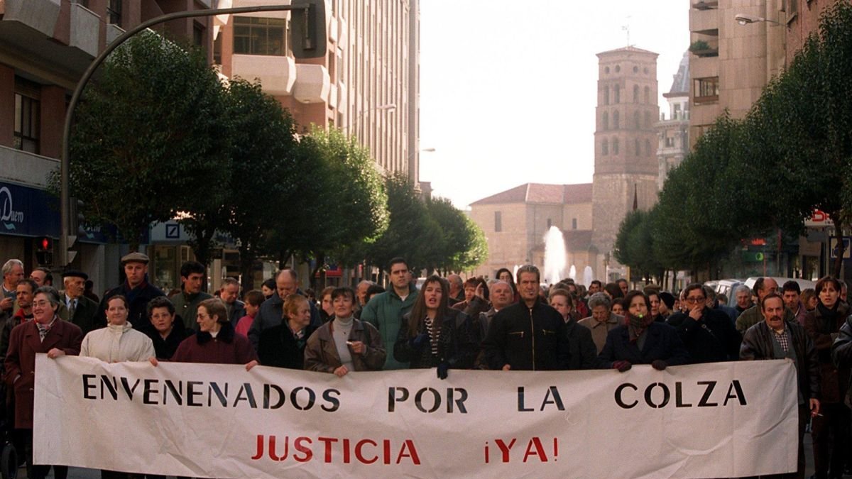 Imagen de archivo de una manifestación por las calles de León de afectados por el aceite desnaturalizado de colza. ramiro