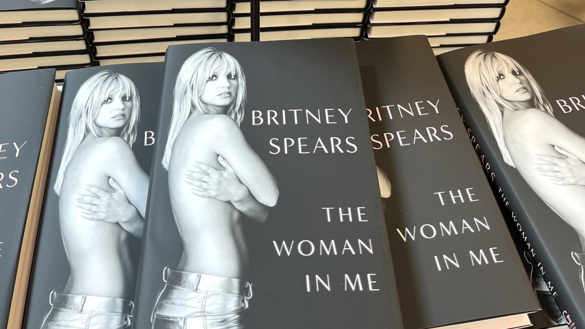 Fotografía de archivo de unos ejemplares de las memorias de Britney Spears, tituladas 