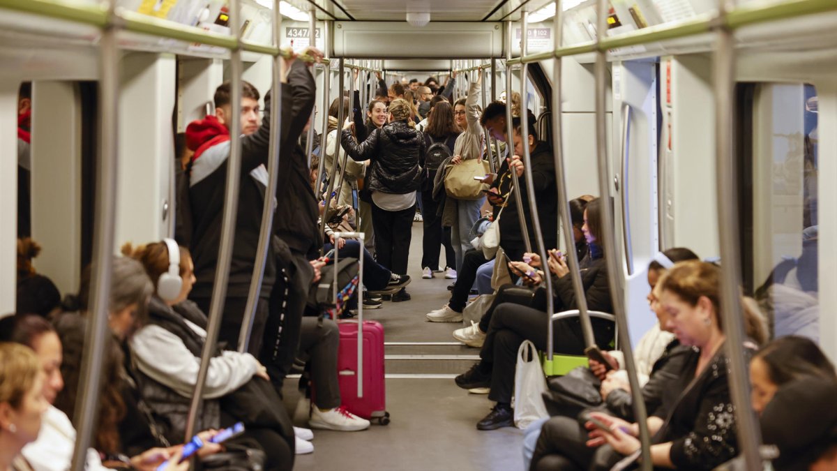 Numerosos pasajeros utilizan el metro cuando las líneas 3, 5 y 9 de Metrovalencia han vuelto a prestar servicio este martes. EFE/Ana Escobar