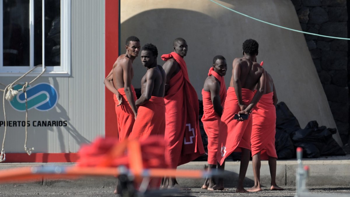 Salvamento Marítimo ha rescatado este martes con su embarcación Salvamar Adhara a 121 personas. EFE/ Gelmert Finol