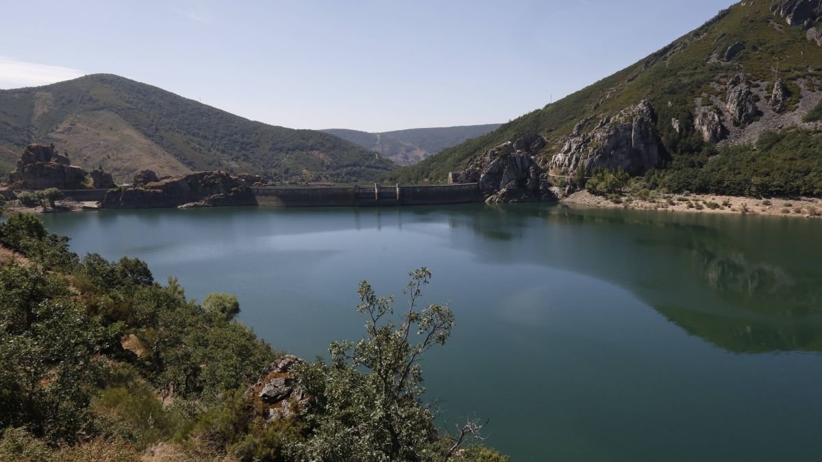 Imagen reciente del pantano de Barrios de Luna. ramiro