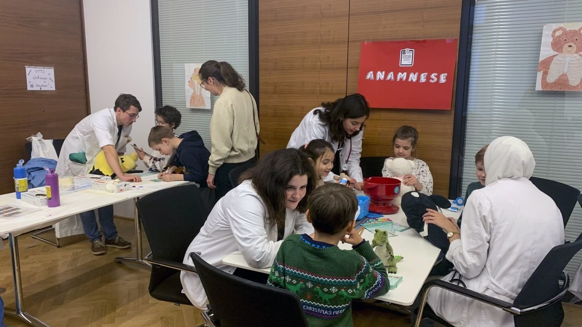 En el centro de Viena abrió este martes una nueva edición del llamado ‘Hospital de Peluches’. olatz castrillo