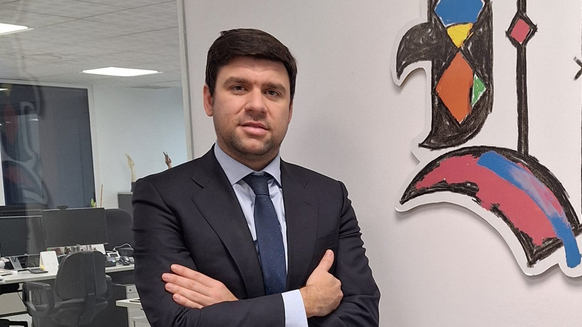Alberto Celemín explica en la redacción de Diario de León lo sucedido con la bufanda antiberciana.