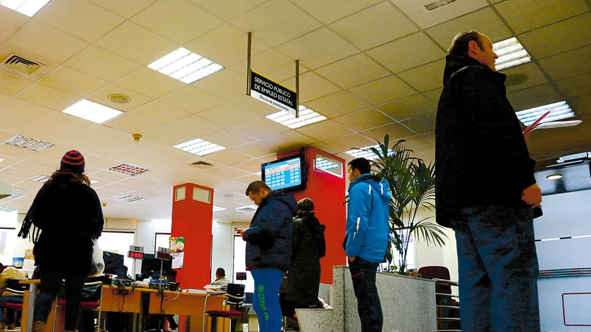 Demandantes de empleo, en una oficina de León.