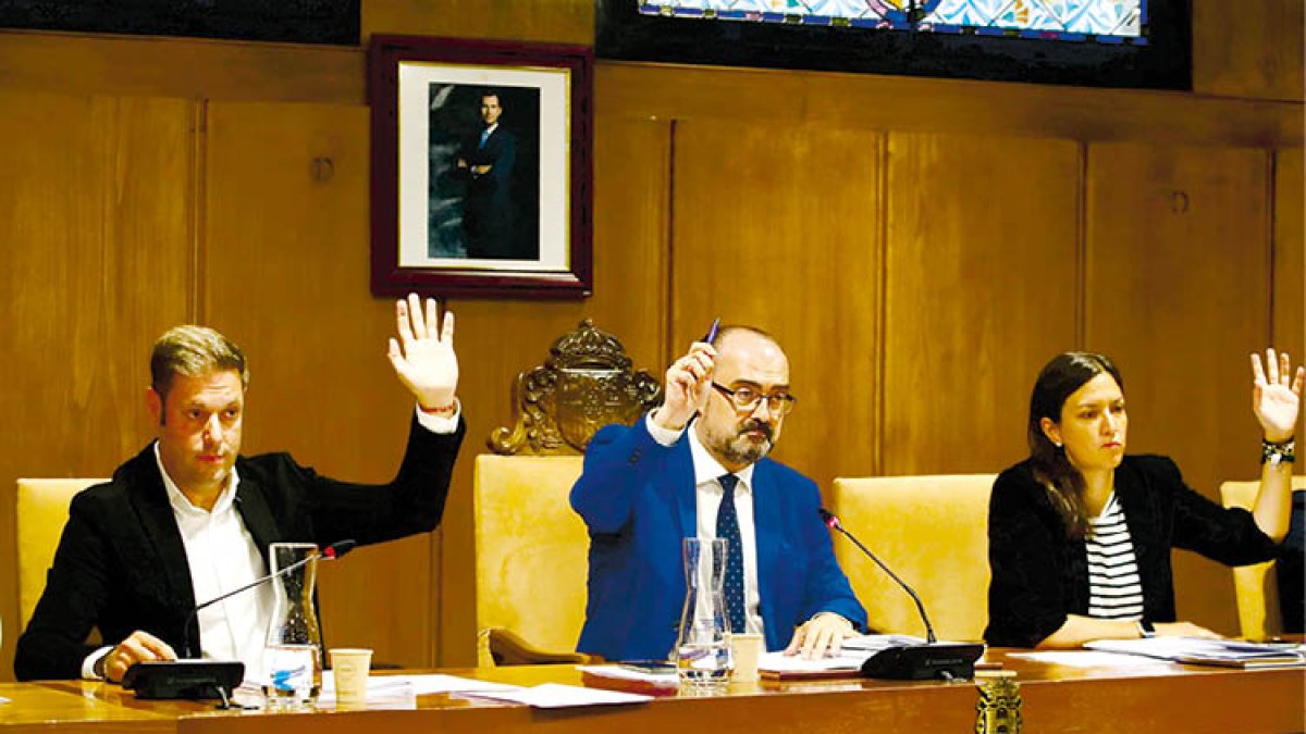 Alonso y Morala, votando juntos en el último pleno.