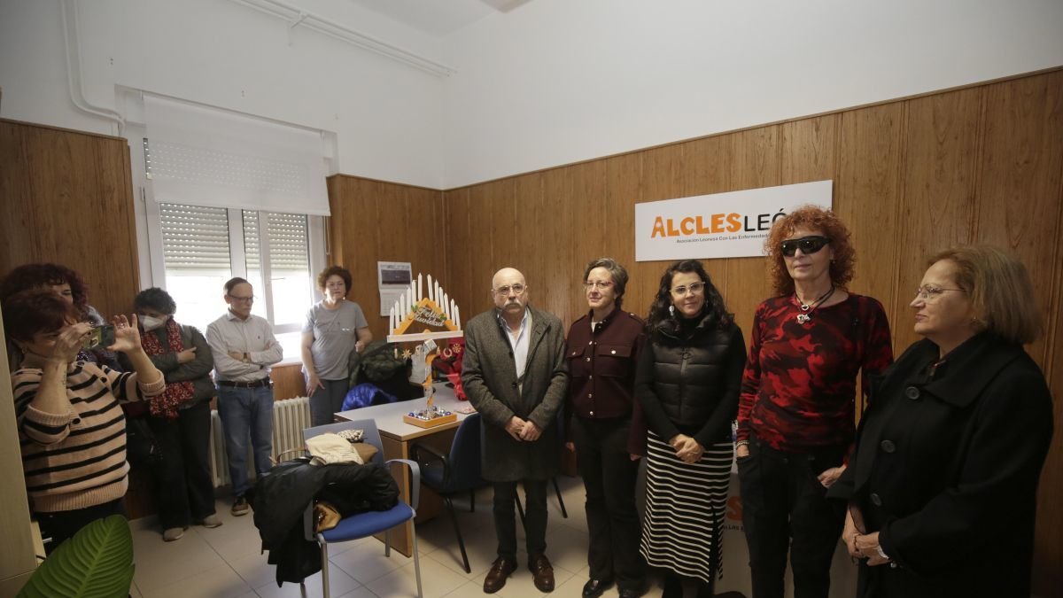 Numerosas personas arroparon la apertura de la nueva sede de Alcles. FERNANDO OTERO