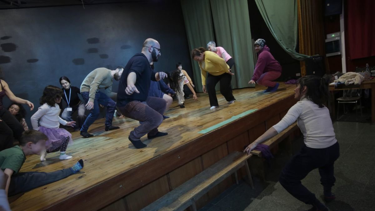 La bailarina Ana Beatriz Pérez dirige a los participantes en la sesión. FERNANDO OTERO