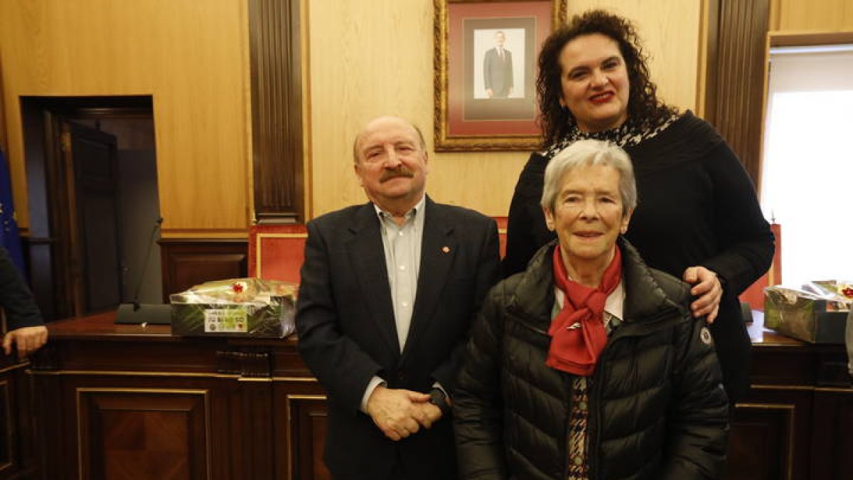José Antonio Oliva, secretario general de Cáritas, y Práxedes Gutiérrez, voluntaria de InteRed, con la concejala Vera López. RAMIRO