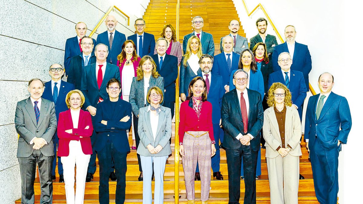 Foto de familia de los asistentes a la junta.