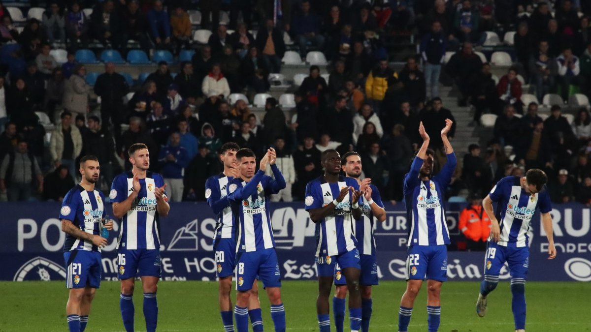 Los jugadores de la Deportiva, saludando al público.