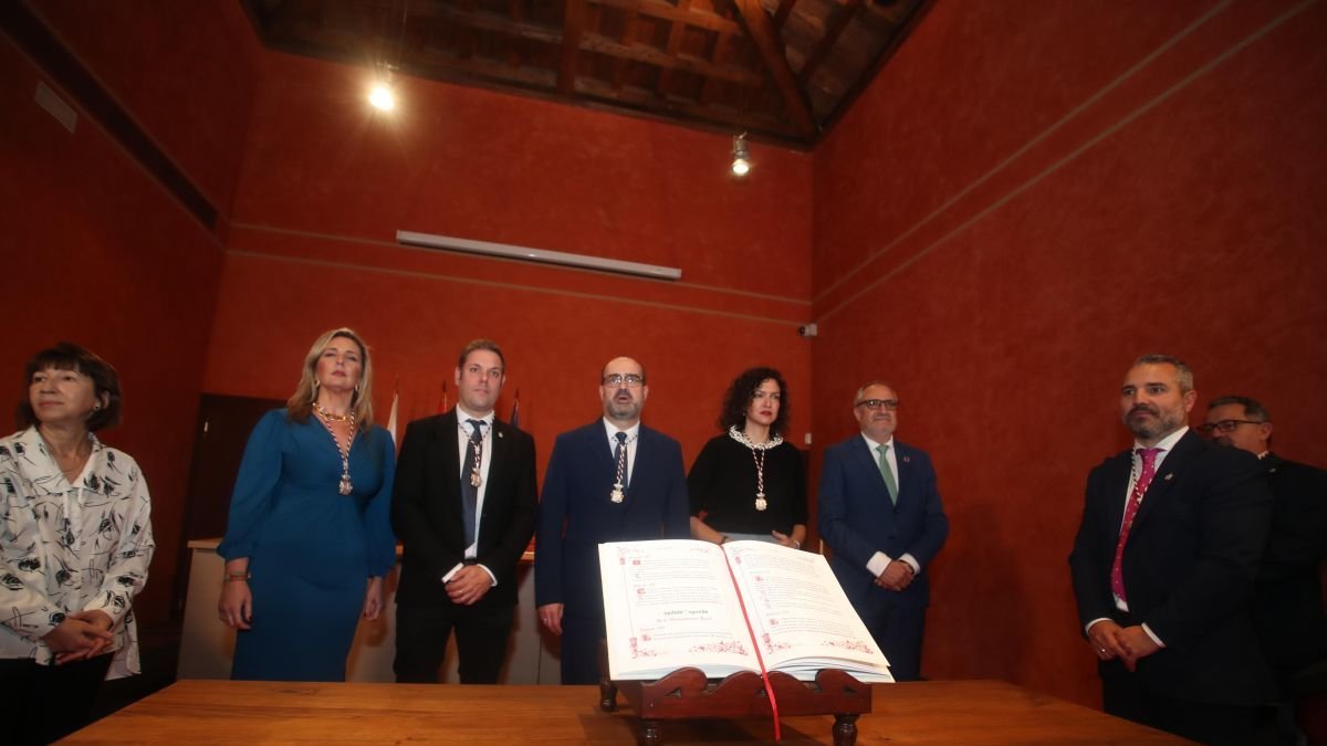 Los portavoces de todos los grupos políticos, con el alcalde en el centro, en el Castillo. ana f. barredo