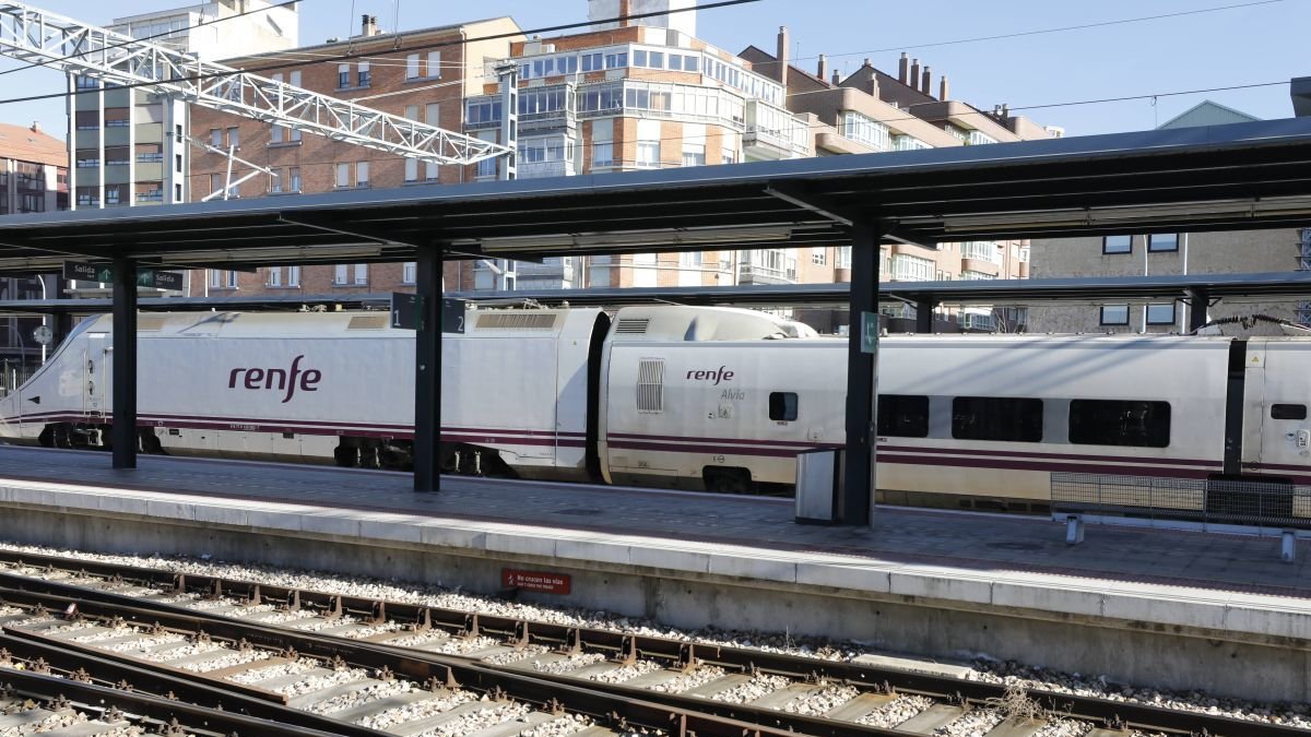 Un Alvia en la estación de León. FERNANDO OTERO
