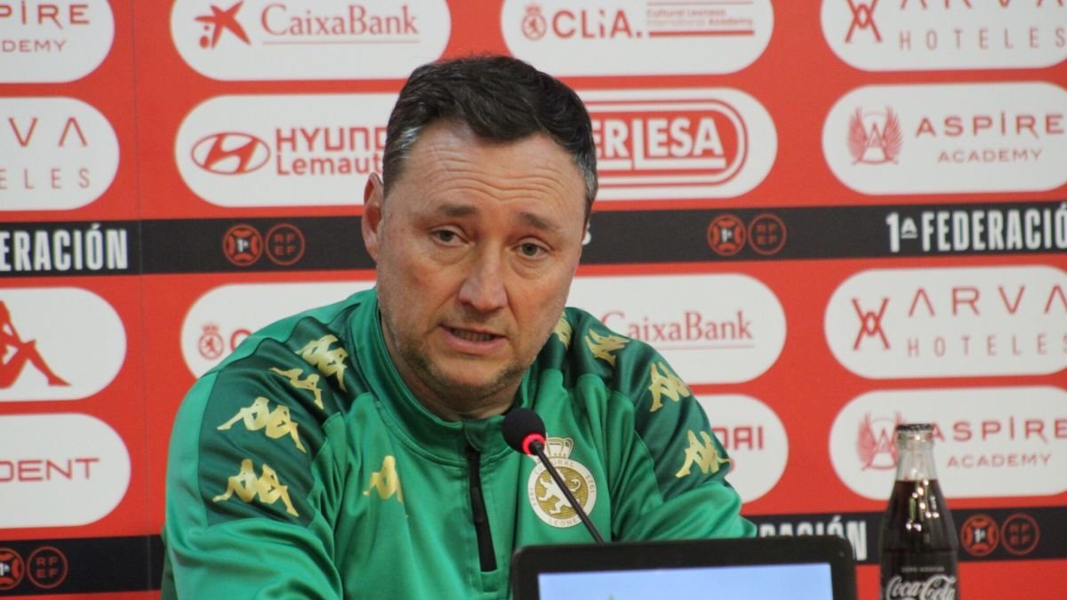 Raúl Llona durante la rueda de prensa previa al partido del domingo en Barakaldo. CYDL