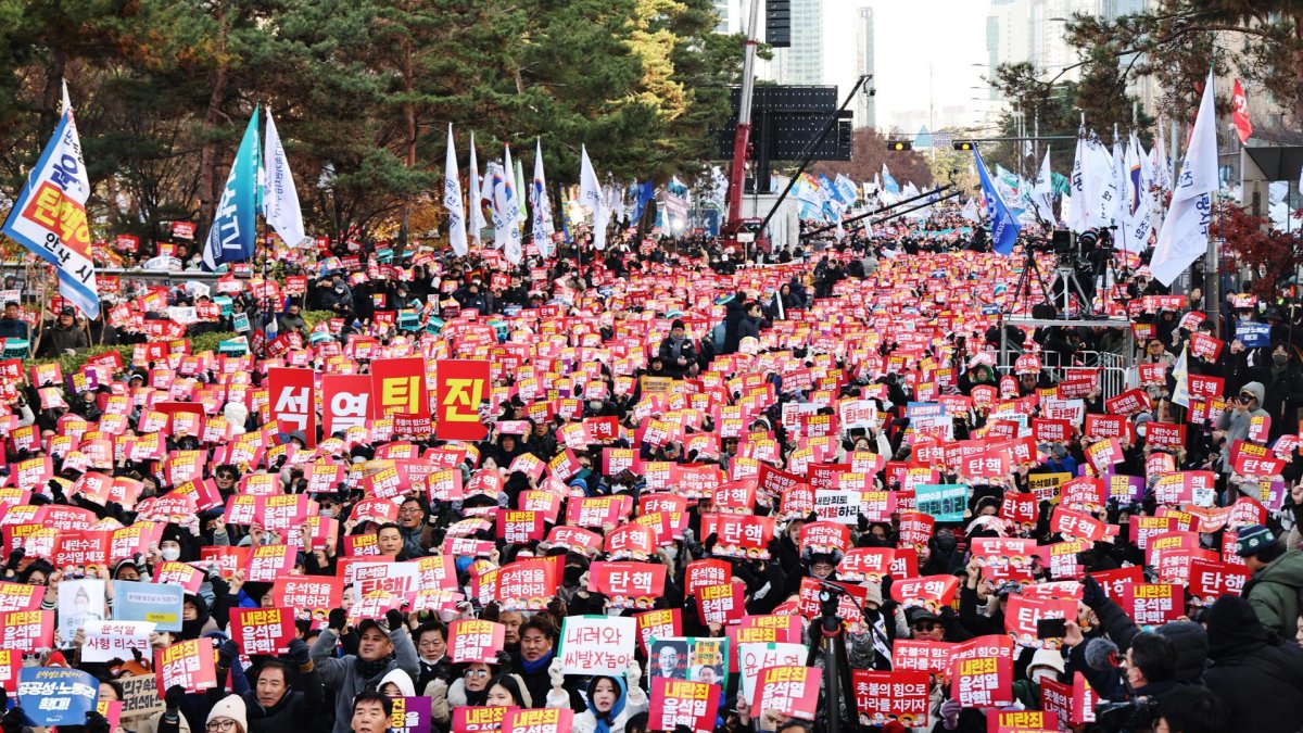Los manifestantes sostienen pancartas que piden la destitución del presidente Yoon Suk-yeol frente a la Asamblea Nacional en Seúl, el 7 de diciembre de 2024. EFE/EPA/HAN MYUNG-GU