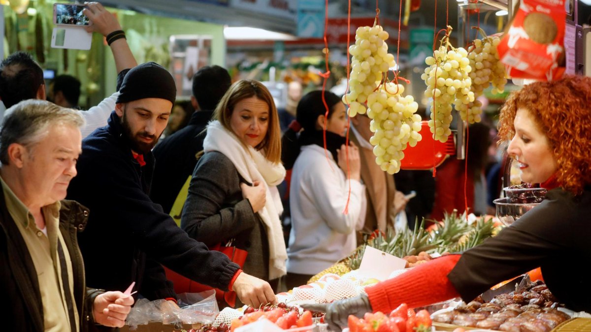 Imagen de archivo de un puesto de fruta del Mercado Central de Valencia. EFE/Kai Försterling