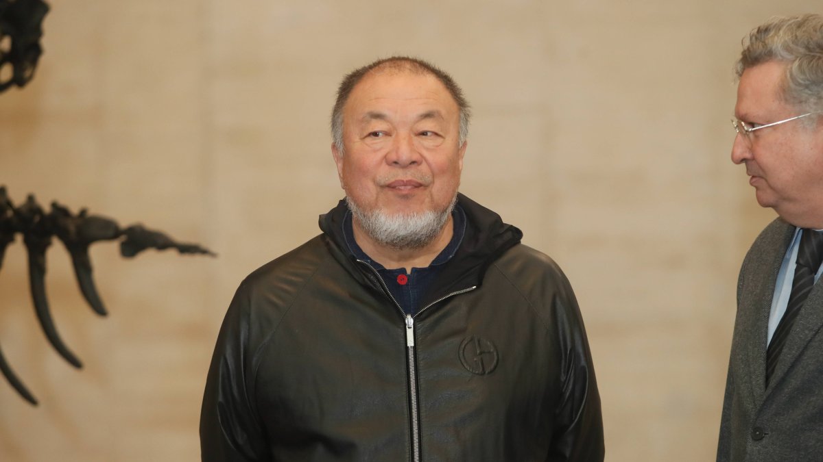 Ai Weiwei, con Álvaro Rodríguez Fominaya, director del Musac y comisario de la exposición.