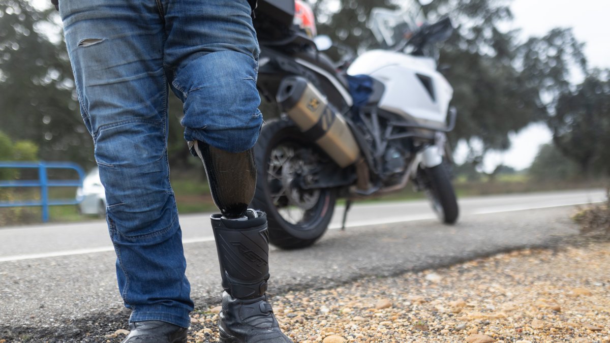 El piloto benaventano Carlos Blanco en el lugar en el que se produjo su accidente.