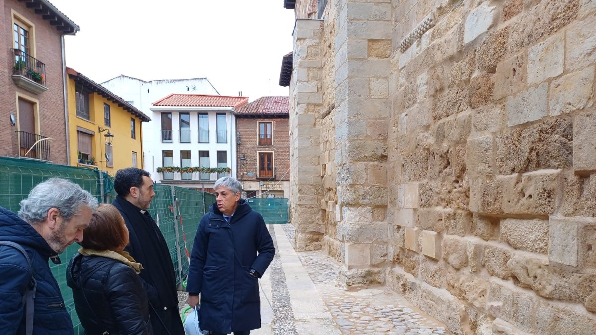 Finalización de la restauración de la fachada sur de la Iglesia del Mercado de León y que ha visitado el delegado territorial.