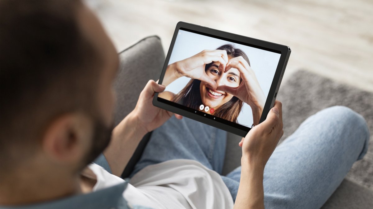 Videoconferencia a través de una tableta electrónica Acer Iconia Tab p10.