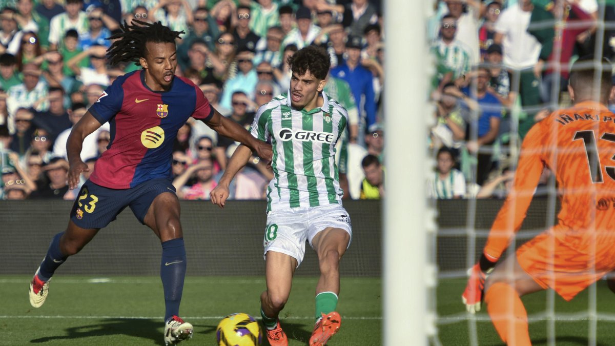 El defensa francés del FC Barcelona Jules Koundé (i) disputa un balón con el delantero hispano-marroquí del Betis Ez Abde. EFE/ Raúl Caro