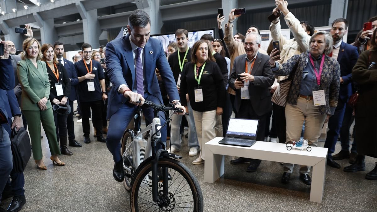 El presidente del Gobierno, Pedro Sánchez, prueba una bicicleta eléctrica. sergio pérez