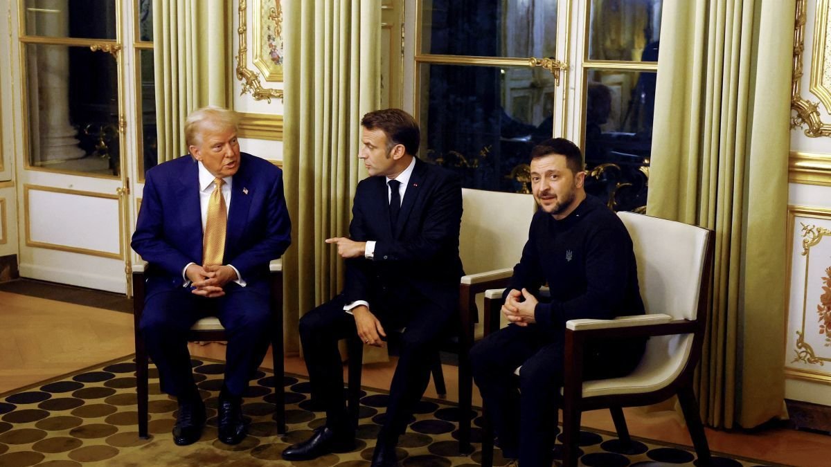 Macron entre Donld Trump y Volodímir Zelenski. SARAH MEYSSONNIEr