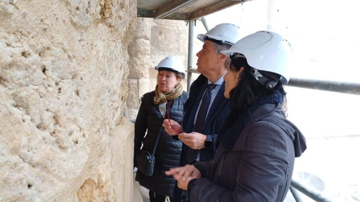 Durante la visita institucional, los representantes autonómicos observaron los detalles de la restauración. DL