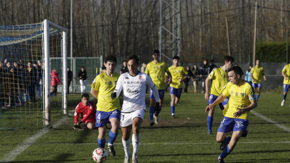 El Atlético Mansillés se impuso al Júpiter Leonés. FERNANDO OTERO
