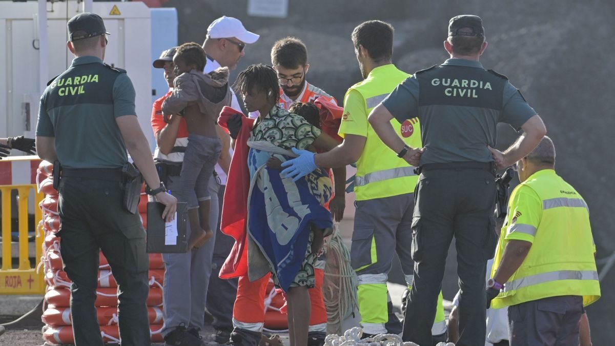 Una mujer africana es atendida al llegar a Canarias. GELMERT FINOL