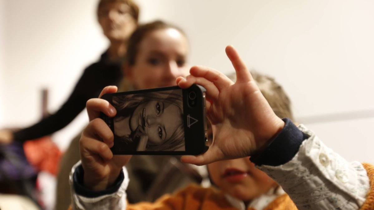 El uso de móviles por niños está en debate. JESÚS F. SALVADORES