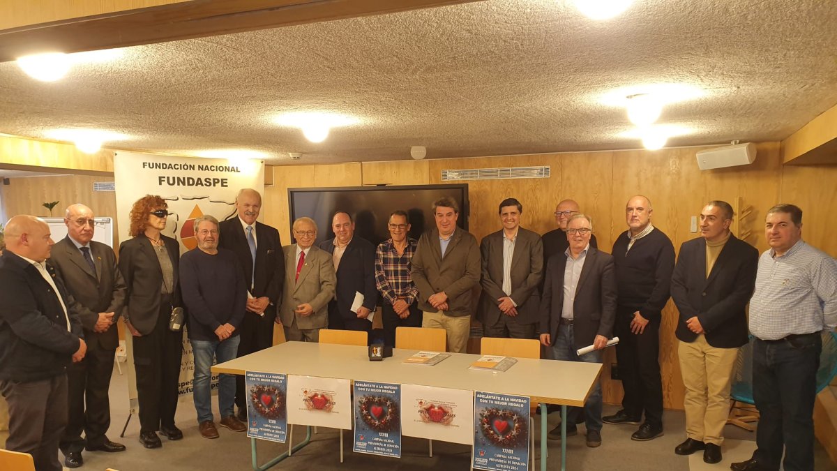 Foto de familia con las personas premiadas y miembros de Fundaspe.