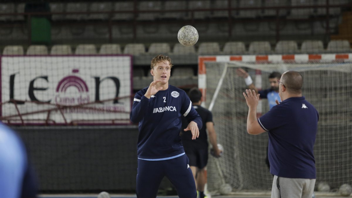 Lindqvist junto a Dani Gordo en un entrenamiento del Abanca Ademar. FERNANDO OTERO