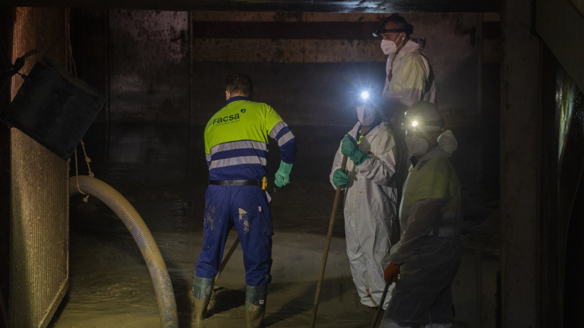 Imagen de archivo de varios trabajadores durante la presentación de los nuevos dispositivos para la extracción de lodo en garajes y plantas bajas, en Massanassa