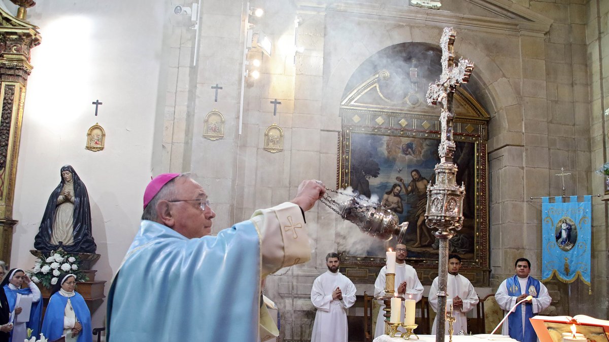 Celebración de la Inmaculada en León, presidida por el alcalde José Antonio Diez, y el obispo Luis Ángel de las Heras.