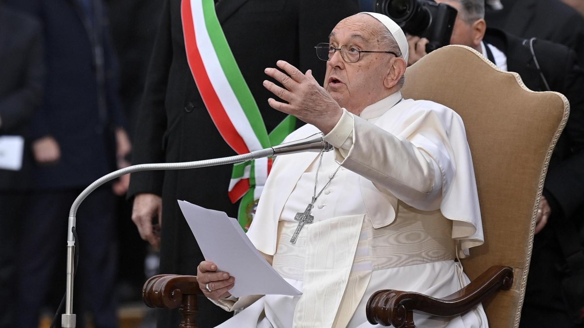 Roma .- El papa Francisco lee la oración de la celebración de la Inmaculada Concepción cerca de la estatua de la Santísima Virgen María, en la parte superior de la Columna de la Inmaculada Concepción, en la Plaza de España en Roma. EFE/EPA/RICCARDO ANTIMIANI