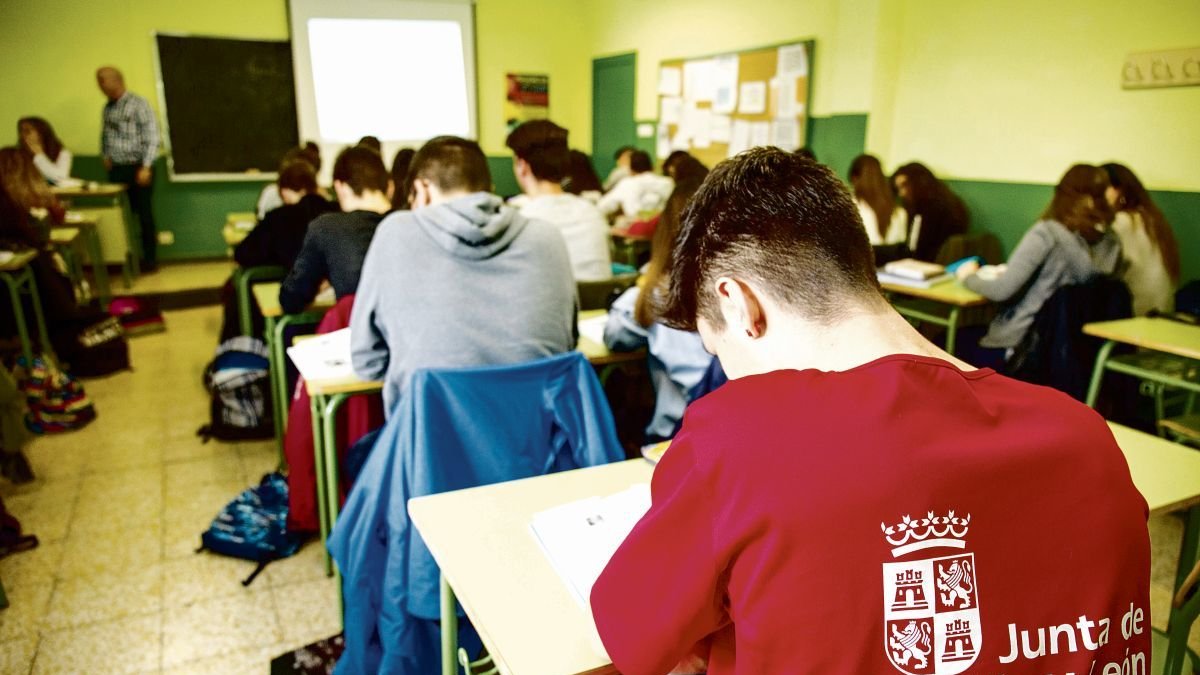 Alumnos durante una clase en un instituto de León, en imagen de archivo. fernando otero